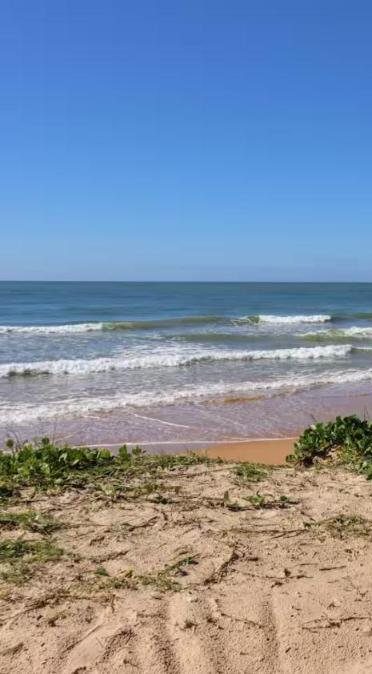 Mar de Guarapari num dia de céu limpo
