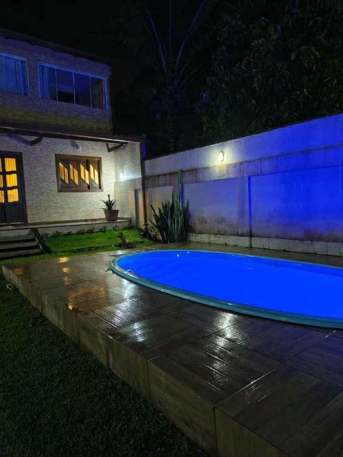 Piscina iluminada à noite