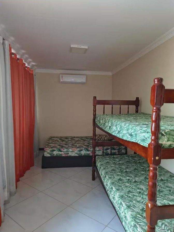 Quarto com beliche, cama de solteiro e ar-condicionado