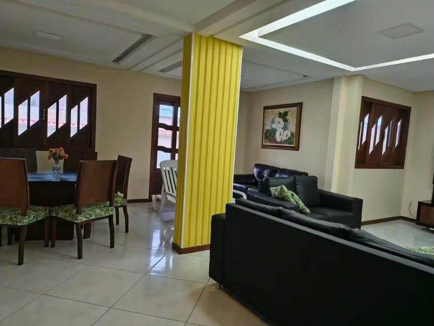 Sala de jantar integrada à sala de estar com sofás