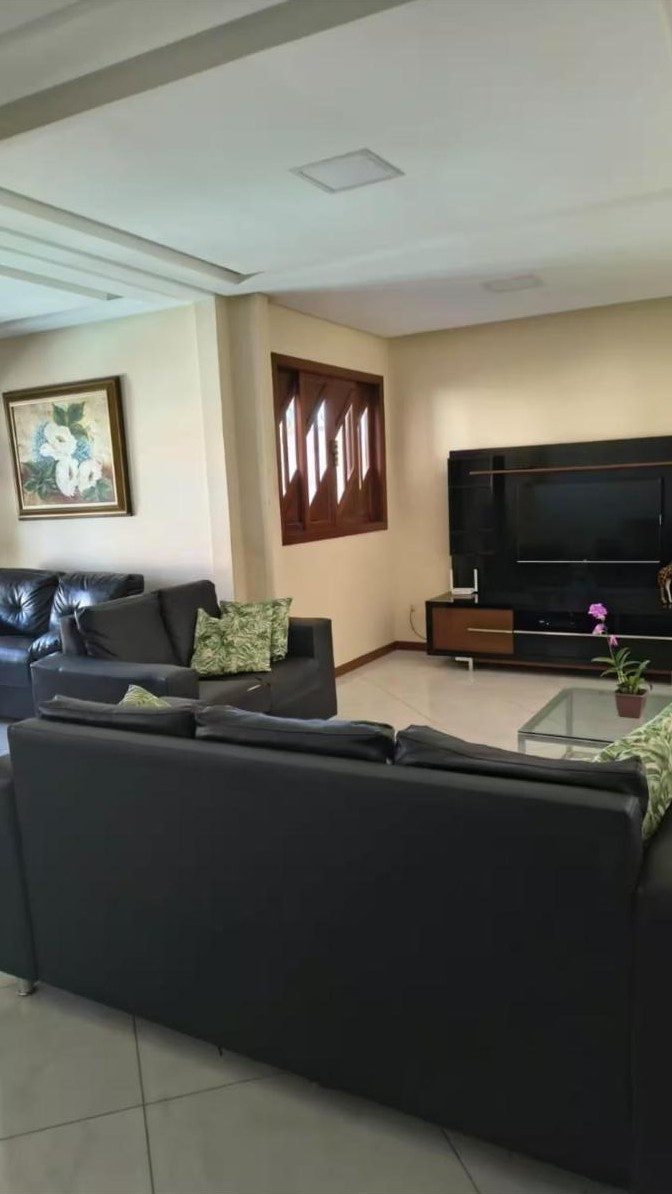 Sala com sofás e TV
